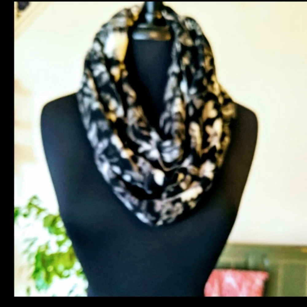 NEW Old Navy Scarf Go Warm Round Scarf Black & Gray. NWT